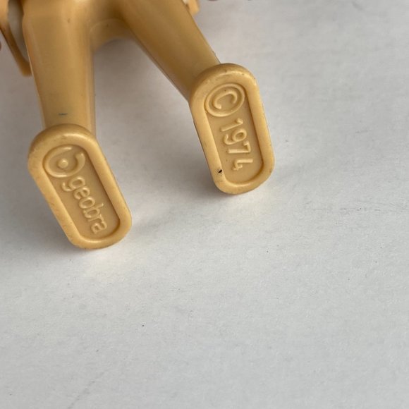 Vtg Geobra 1974 Native American Indian Feathers Sheriff Lot of 2 Figure Toys - Picture 6 of 7